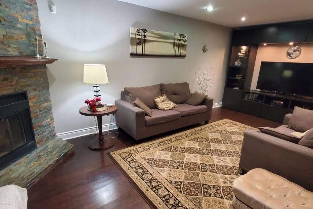Beautiful House In Mississauga Apartment Exterior photo